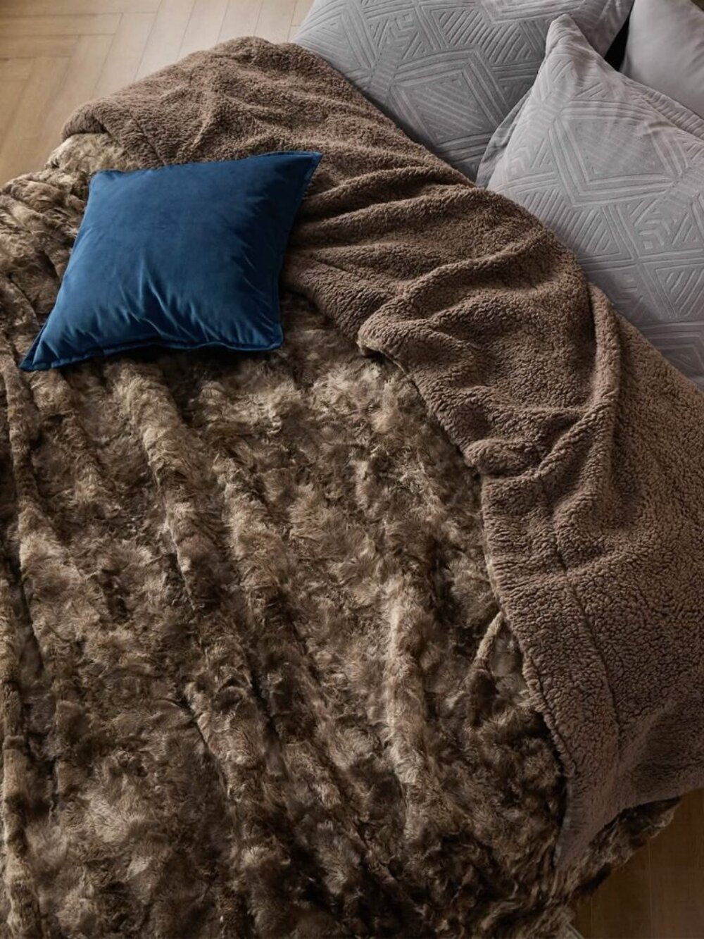 Faux fur sherpa fleece blanket throw 5 ft x 6.7 ft (brand new!)